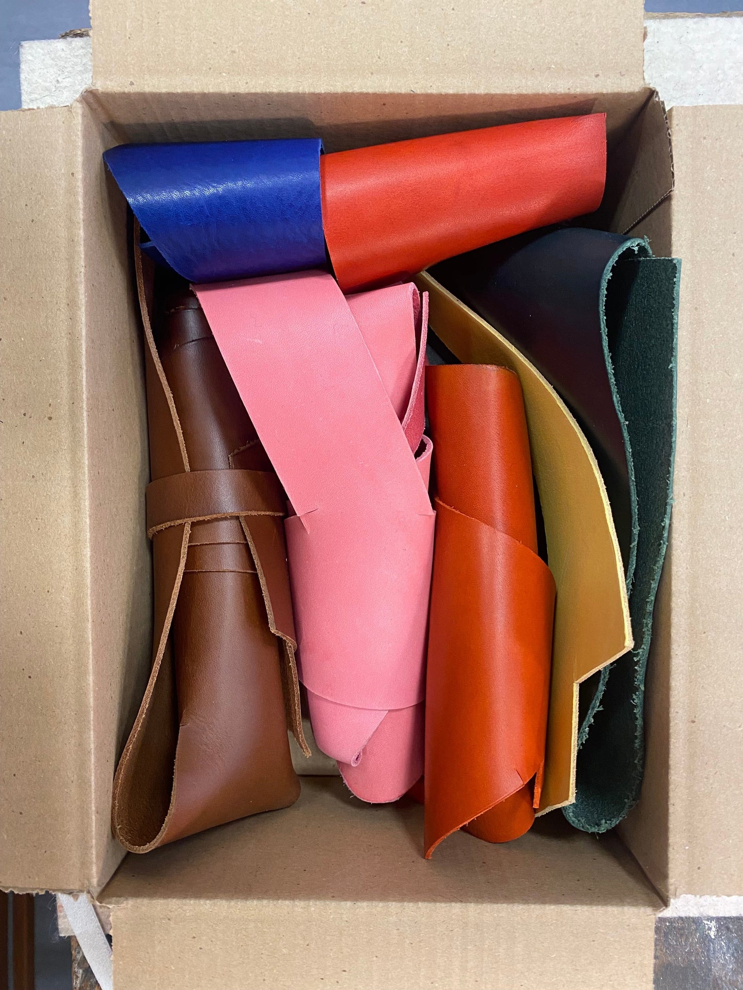 Lederstücke in verschiedenen Größen und Farben für dein DIY-Projekt - Scilla